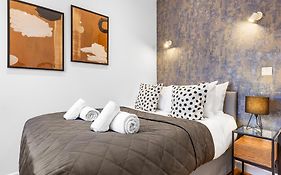 Modern One Bedroom Flat - Near Heathrow, Windsor Castle, Thorpe Park - Staines London Tw18